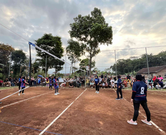 kegembiraan-di-lapangan-voli-bawa-energi-positif