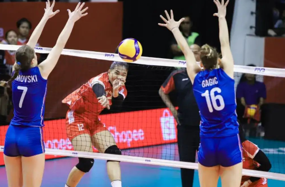 Supporter Voli dan Atmosfer Panas di Arena Tertutup